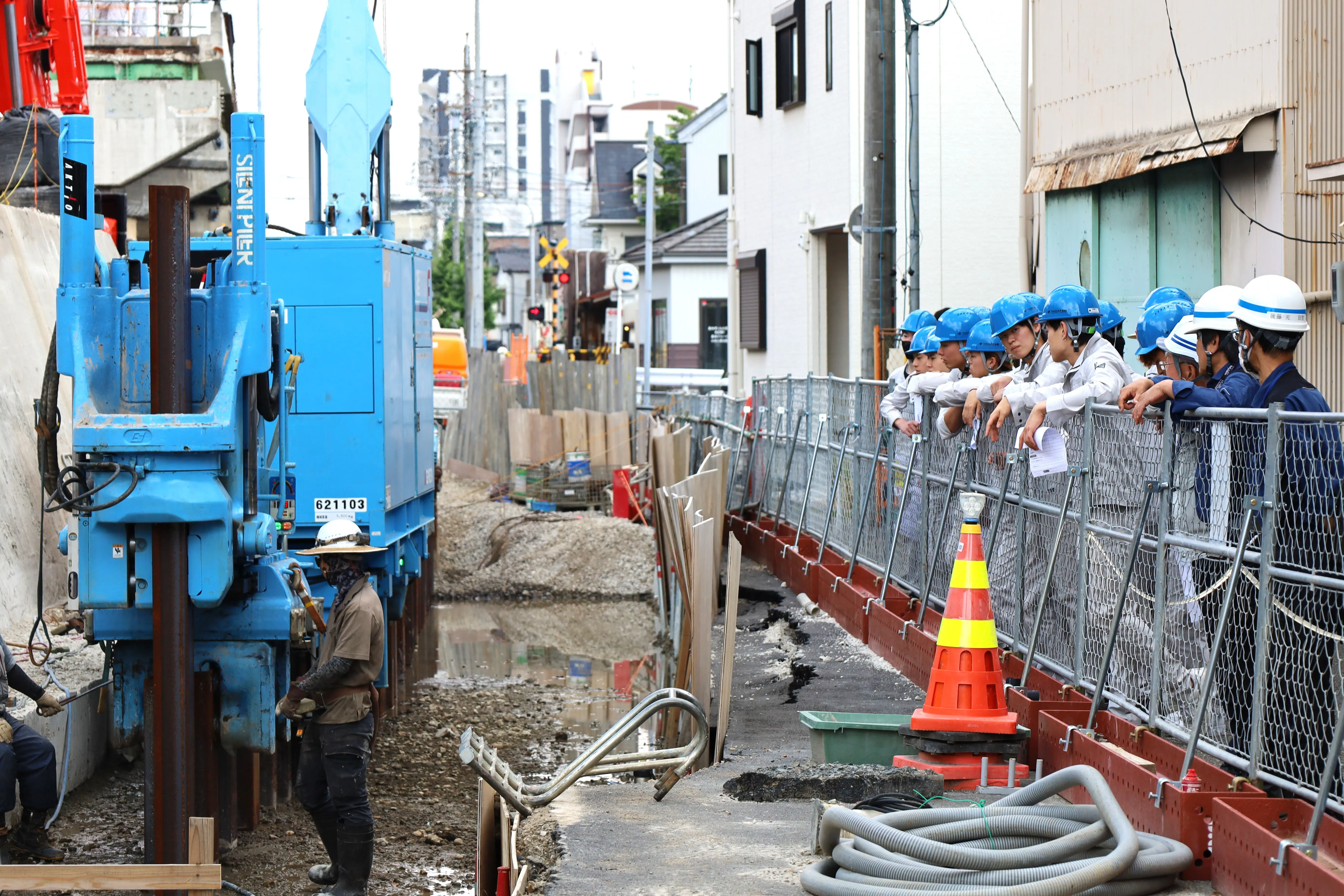 Api Gnz 中日建設 東海工業専門学校生招き見学会 熱田伝馬整備現場で | 建通新聞 電子版