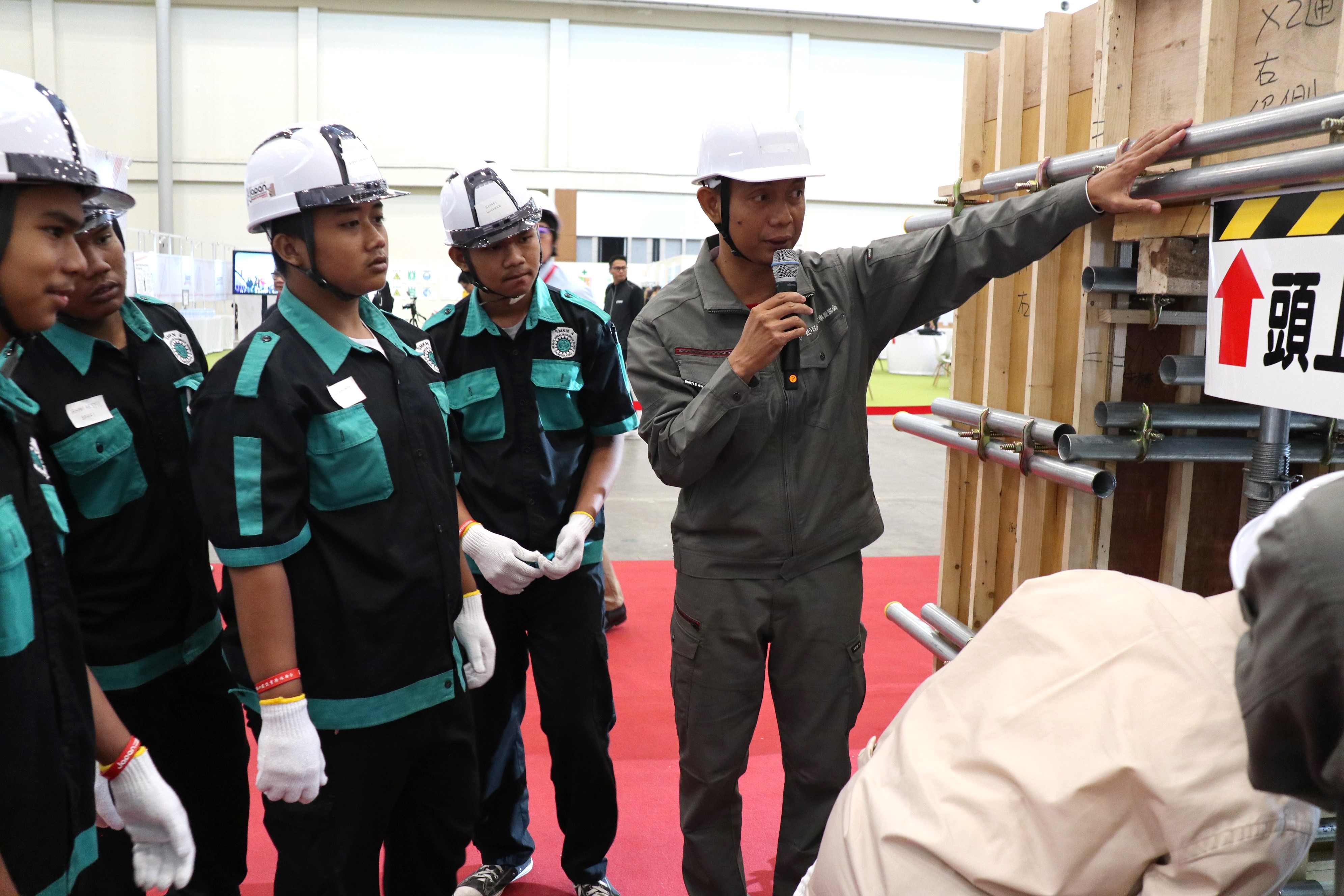型枠施工を見学するインドネシアの若者たち