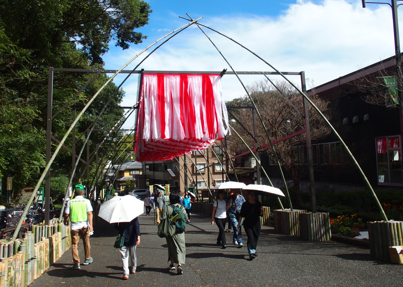 里山の管理で発生した竹を使用した「竹アーチ」