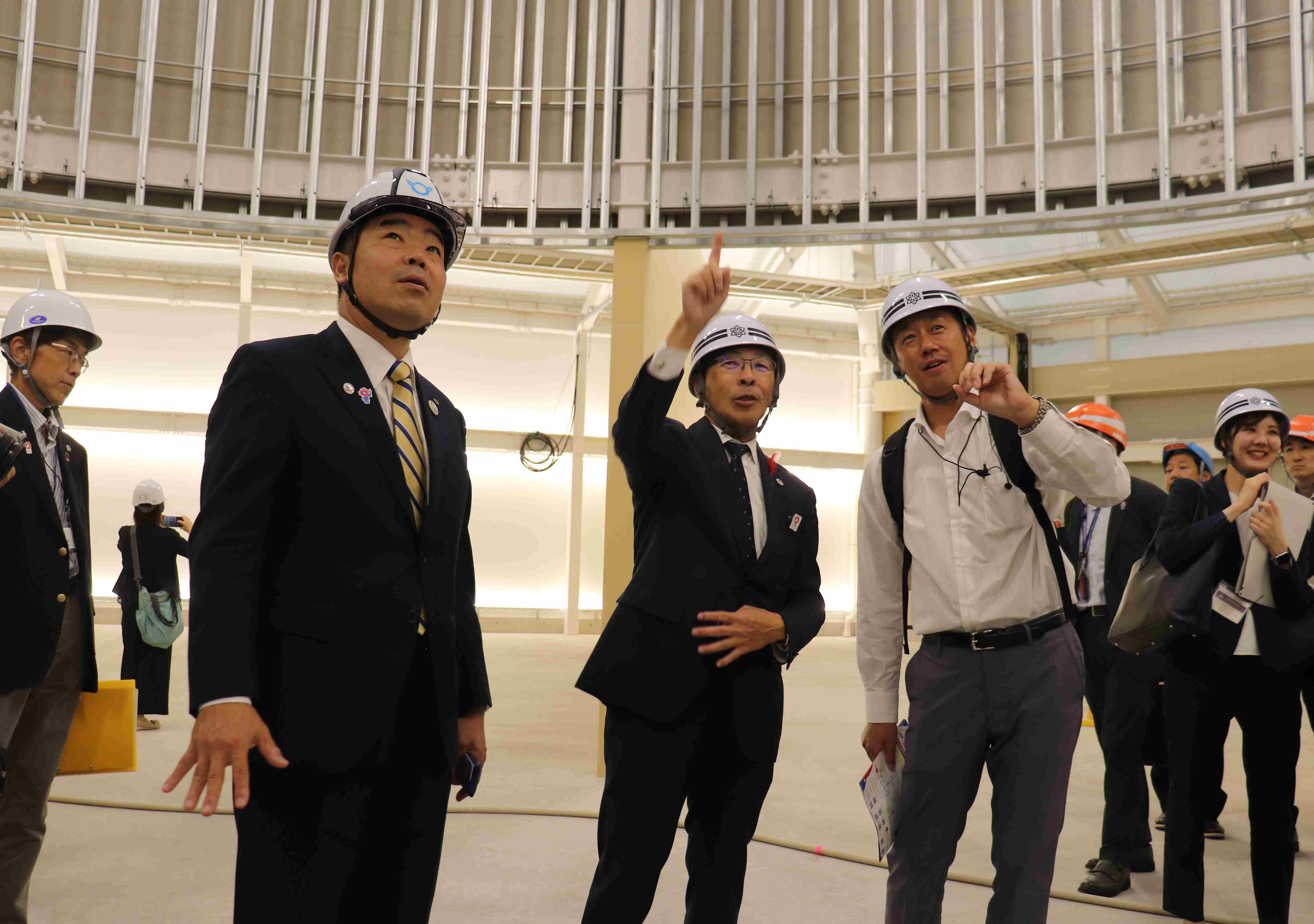 三日月知事(左)と西脇知事(中央)